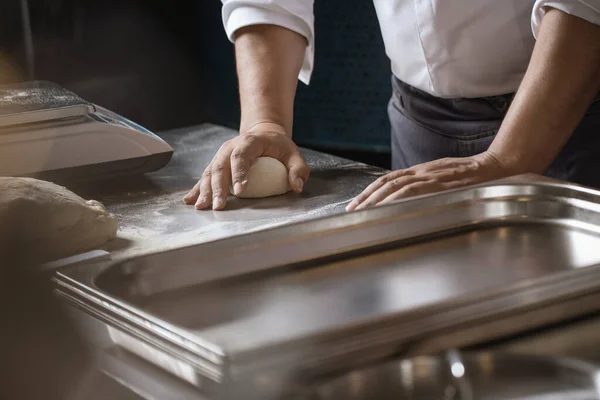 Hacer Masa Para Pan Por Manos Masculinas Cocina Del Restaurante —  Fotos de Stock