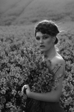  Kızıl saçlı ve sarı yakut tohumu tarlasında mavi gözlü genç model portresi. Siyah beyaz versiyonu