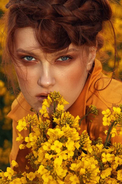 Retrato Modelo Moda Jovem Com Cabelo Gengibre Olhos Azuis Campo — Fotografia de Stock