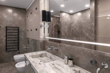 Modern minimalist banyo bej iç tasarımı mermer kiremitler ve parlak bej mobilyalar