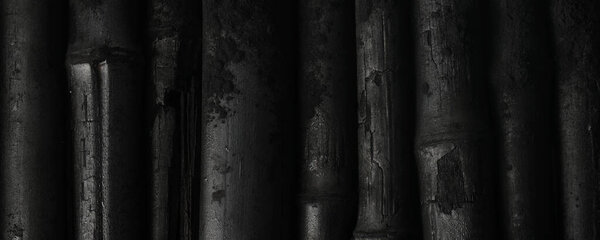 Бамбуковые угольные палочки на черном фоне порошка угля