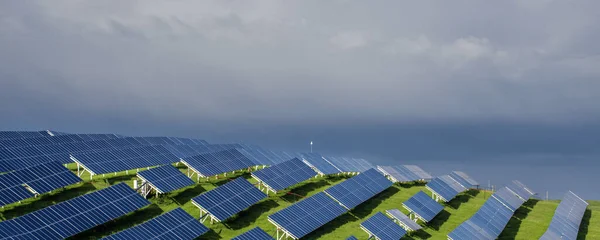 Arka planda mavi gökyüzü olan güneş enerjisi istasyonu