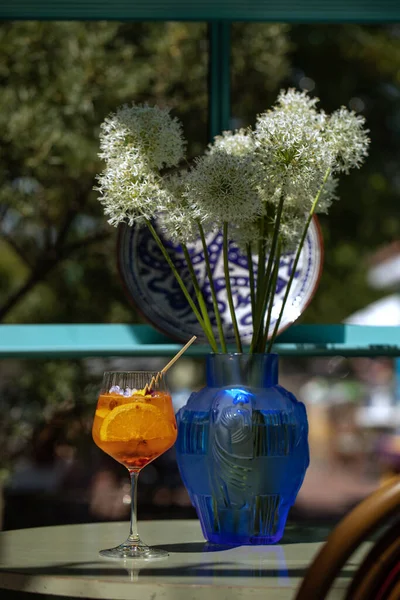 Sommar Förfriskning Aperitif Cocktail Vinglas Med Stenar Bambu Halm Och — Stockfoto