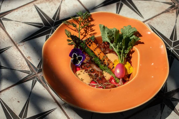 Gegrilde Octopus Poot Met Gegrilde Groenten Met Bladeren Zomerbloemen Oranje — Stockfoto