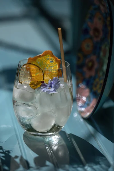 Sommer Erfrischungscocktail Glas Mit Eisfelsen Bambusstroh Und Essbaren Blumen Auf — Stockfoto