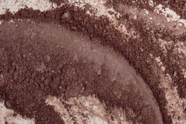 Göz farı kırılmış. Bej arkaplanda makro makyaj dokusu