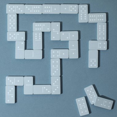 Açık mavi tahta domino taşları açık mavi arkaplanda. Boş oyun konsepti. 