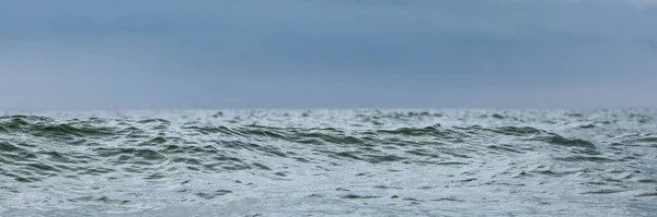 快適な青と緑のトーン低角度ビューの水の背景に海の波のクローズアップ 夏休みのコンセプト — ストック写真