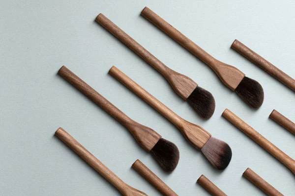Mavi arka planda doğal ahşap vejetaryen fırçaları. Üst görünüm, boşluğu kopyala. Çevre dostu, plastik sıfır atık kavramı