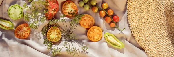 Tomates Frescos Orgânicos Com Ervas Frescas Jardim Casa Uma Toalha — Fotografia de Stock