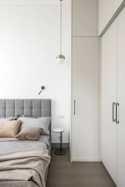 Μοντέρνο Minimalism Style Bedroom Interior Μπεζ Και Γκρι Τόνους — Φωτογραφία Αρχείου