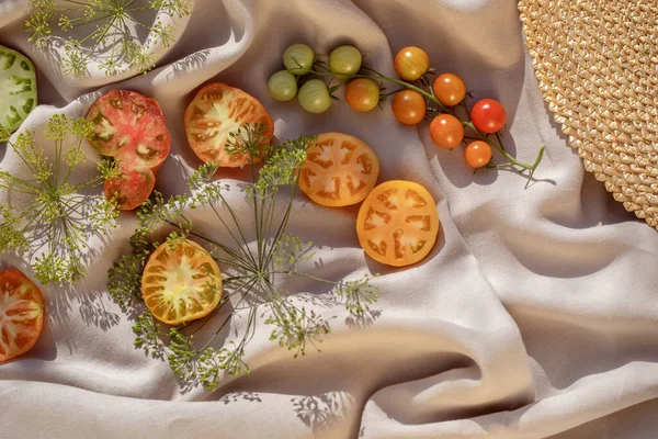 Tomates Frescos Orgânicos Com Ervas Frescas Jardim Casa Uma Toalha — Fotografia de Stock