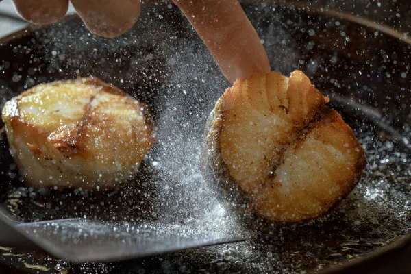 Koken Proces Close Koken Van Vis Met Veel Olie Met — Stockfoto