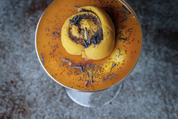 Ekologisk Frukt Sherbet Ett Högt Glas Turkos Och Brun Lera — Stockfoto