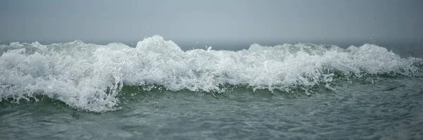 Deniz Dalgalarını Hoş Mavi Yeşil Tonlarda Kapatın Düşük Açılı Arka — Stok fotoğraf