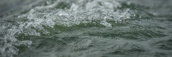 快適な青と緑のトーン低角度ビューの水の背景に海の波のクローズアップ 夏休みのコンセプト — ストック写真