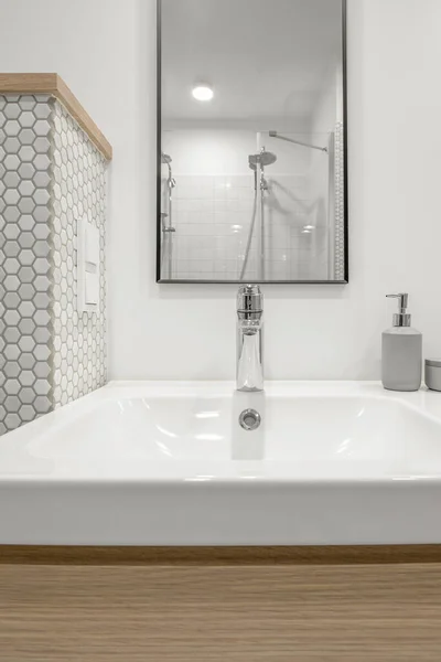 Modernes Minimalistisches Bad Interieur Mit Weißen Fliesen Zwei Weißen Waschbecken — Stockfoto