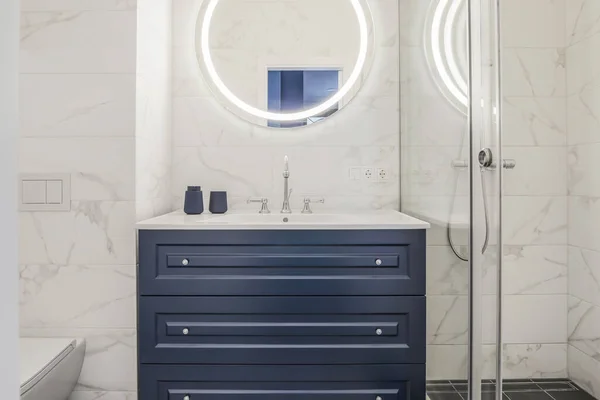 Modernes Badezimmer Mit Dunkelblauem Holzregal Weißem Waschbecken Und Großem Runden — Stockfoto