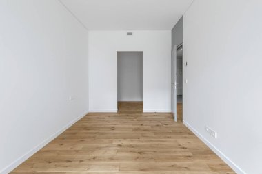 Beyaz duvarları olan boş minimalist modern oda, gri kapı ve meşe ağacından zemin