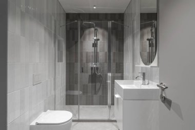 Mobilyalı minimalist banyo açık gri iç tasarım metro tarzı gri fayanslar.
