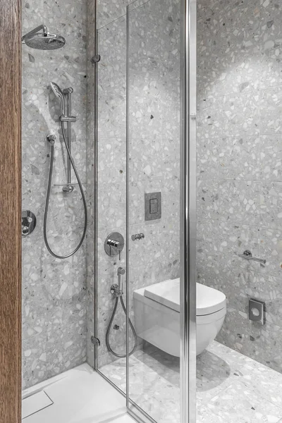 Eingerichtete Moderne Minimalistische Badezimmereinrichtung Mit Badaccessoires Aus Chrom Und Grauen — Stockfoto