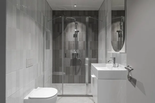 Mobilyalı minimalist banyo açık gri iç tasarım metro tarzı gri fayanslar.