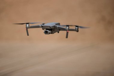 Uzman Uzaktan Kumandalı Hava Dronu 'nun havada uçuşunu kapatın. Modern teknoloji kavramı
