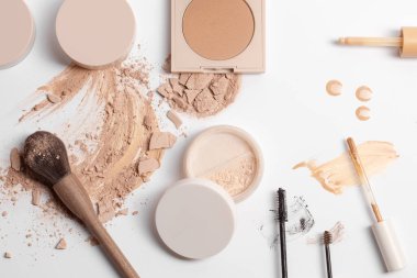 Çökmüş bej kaplama, bronzlaşma ve sıvı serum tozu, sıfır atık ahşap bitirme fırçası beyaz arka grubunda izole edilmiş.