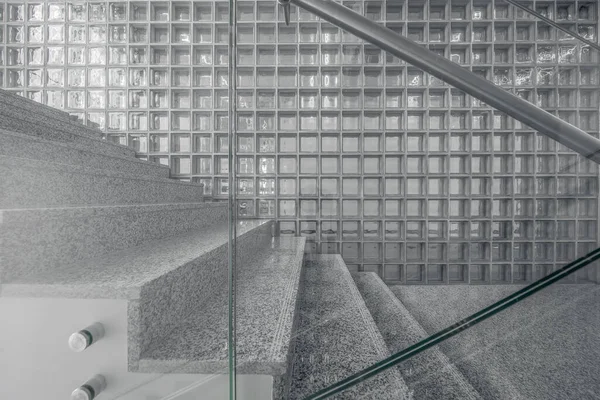 Paredes Transparentes Escadaria Edifício Moderno Contra Parede Com Azulejos Quadrados — Fotografia de Stock