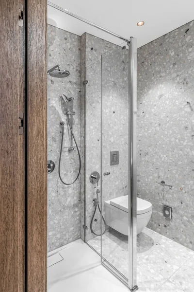 Mobiliado Moderno Minimalista Banheiro Interior Com Banheiro Acessórios Cromados Azulejos — Fotografia de Stock