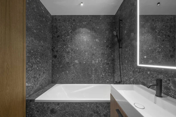 Moderní Minimalistická Koupelna Tmavý Design Interiéru Tmavé Kamenné Dlaždice Dřevěný — Stock fotografie