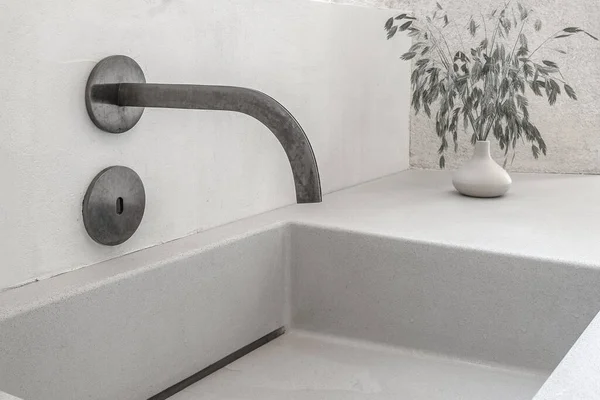 Moderne Und Stilvolle Moderne Metall Wasserhahn Und Stein Waschbecken — Stockfoto
