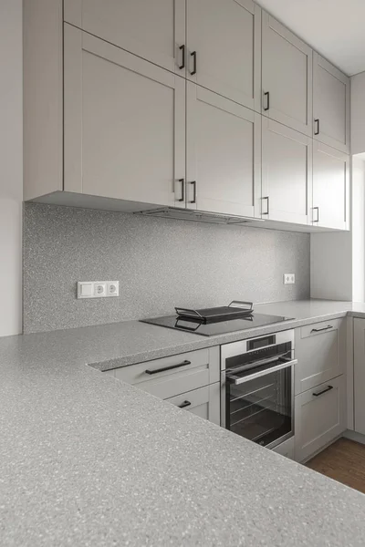Moderne Kücheneinrichtung Grautönen Und Eichenholzboden — Stockfoto