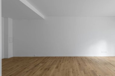 Boş minimalist modern oda, beyaz duvarlar ve meşe ağacından zemin.