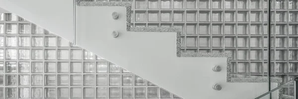 Paredes Transparentes Escadaria Edifício Moderno Contra Parede Com Azulejos Quadrados — Fotografia de Stock