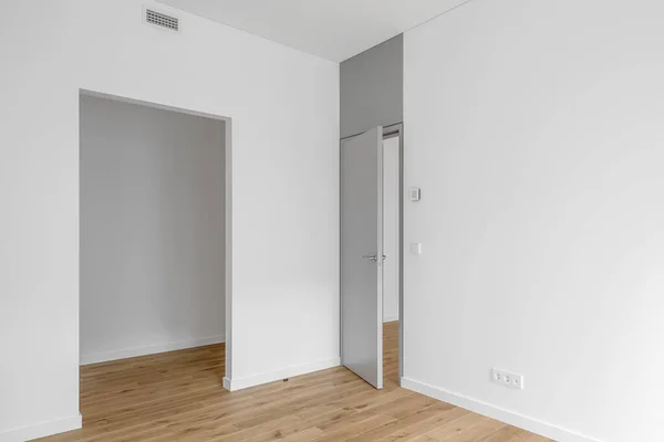 Пустая Современная Минималистская Комната Белыми Стенами Открытой Серой Дверью Дубовым — стоковое фото