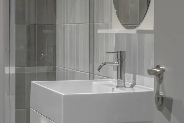 Mobilyalı minimalist banyo açık gri iç tasarım metro tarzı gri fayanslar.