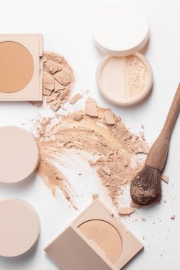 Çökmüş bej kaplama, bronzlaşma ve sıvı serum tozu, sıfır atık ahşap bitirme fırçası beyaz arka grubunda izole edilmiş.