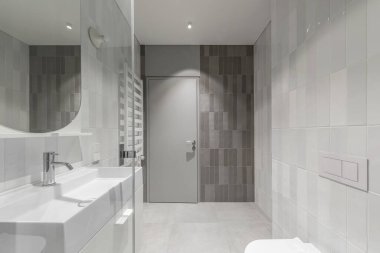 Mobilyalı minimalist banyo açık gri iç tasarım metro tarzı gri fayanslar.