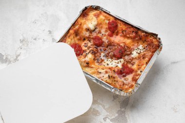 Taze mozzarella ve beyaz balçık zeminli domatesli kremalı lazanyayı çıkar.