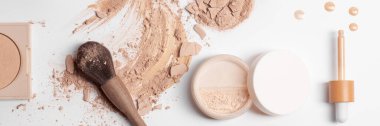 Çökmüş bej kaplama, bronzlaşma ve sıvı serum tozu, sıfır atık ahşap bitirme fırçası beyaz arka grubunda izole edilmiş.