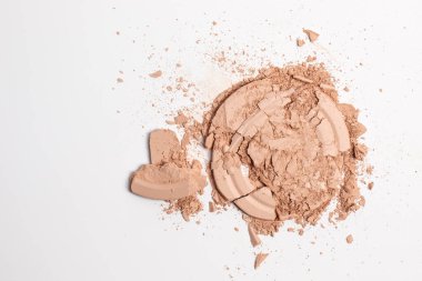 Çarpışan yüz bitirme tozu beyaz arkaplanda izole edildi