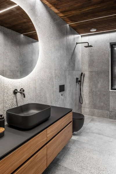 Moderní Minimalistický Interiér Koupelny Kamennými Šedými Dlaždicemi Dřevěným Nábytkem Černým — Stock fotografie