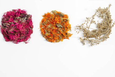 Beyaz arka planda kurutulmuş gevşetici çay otları var. Calendula, monarda didyma, pelin otu