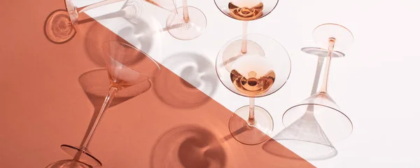 Розовое Вино Коктейльных Розовых Бокалах Белом Розовом Фоне — стоковое фото
