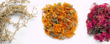 Beyaz arka planda kurutulmuş gevşetici çay otları var. Calendula, monarda didyma, pelin otu