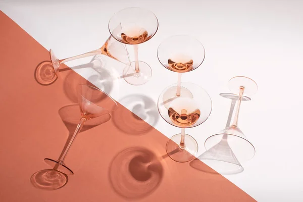 Rosenwein Cocktailrosengläsern Auf Weißem Und Rosa Hintergrund — Stockfoto