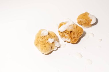 Sarı Doğal Banyo veya beyaz arka planda köpüklü üç deniz süngeri temizlemek