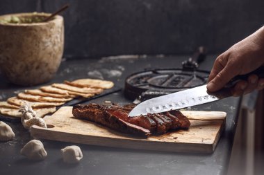 El yapımı guacamole ile ızgara biftekli taco pişirme işlemi. Böğürtlen bifteği dilimliyorum.