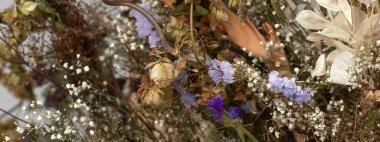 Ahşap bir duvarın ve çimento zeminin üzerinde kurumuş çiçeklerden oluşan büyük bir buket. İlham konsepti, tebrikler, sonbahar sezonu, stüdyo çiçek dekorasyonu..